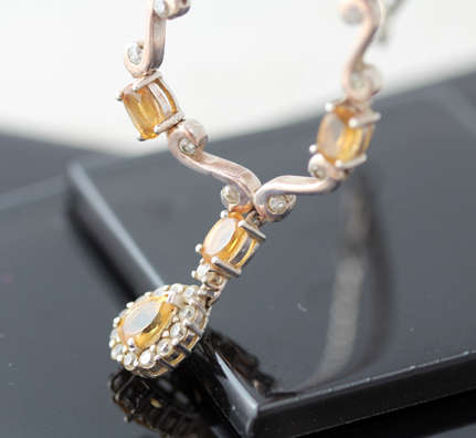 SHOWY CITRINE GEMSTONES WITH CRYSTAL TOUCHES AND STERLING SILVER T-DROP NECKLACE. 925 10,40 grams