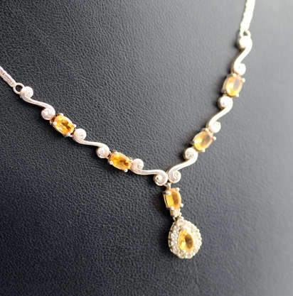 SHOWY CITRINE GEMSTONES WITH CRYSTAL TOUCHES AND STERLING SILVER T-DROP NECKLACE. 925 10,40 grams