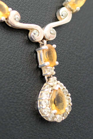 SHOWY CITRINE GEMSTONES WITH CRYSTAL TOUCHES AND STERLING SILVER T-DROP NECKLACE. 925 10,40 grams