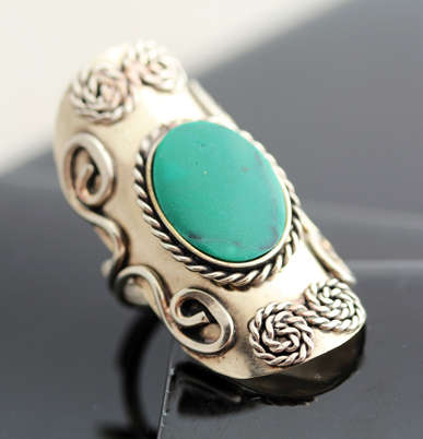 DRAMATIC BOHO AVENTURINE RING IN ALPACA METAL. VERY LARGE! UNUSUAL GEMSTONE! VINTAGE PIECE