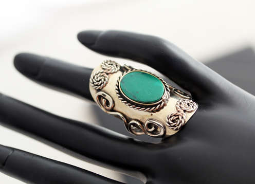 DRAMATIC BOHO AVENTURINE RING IN ALPACA METAL. VERY LARGE! UNUSUAL GEMSTONE! VINTAGE PIECE