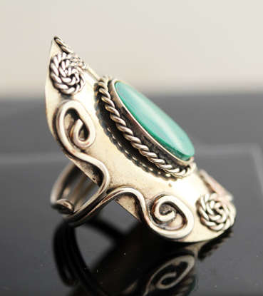 DRAMATIC BOHO AVENTURINE RING IN ALPACA METAL. VERY LARGE! UNUSUAL GEMSTONE! VINTAGE PIECE