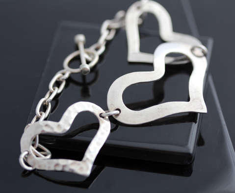 FUNKY VINTAGE STERLING SILVER HEART DESIGN BRACELET WITH TOGGLE CLOSURE. 925