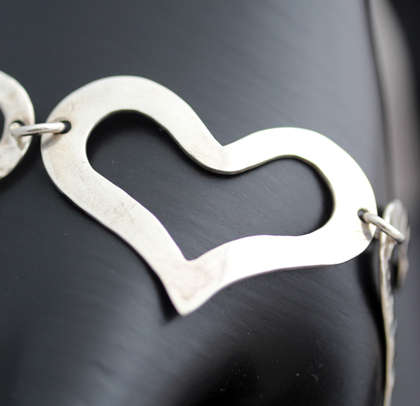 FUNKY VINTAGE STERLING SILVER HEART DESIGN BRACELET WITH TOGGLE CLOSURE. 925