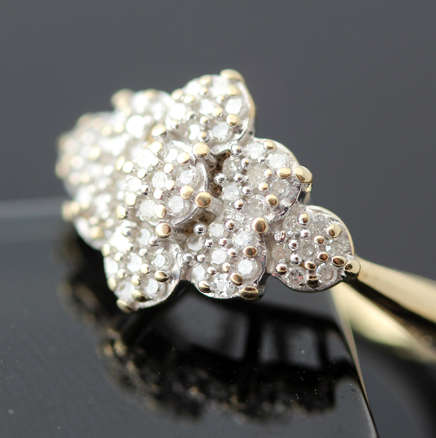 ROMANTIC VINTAGE DIAMOND FLORAL CLUSTER 9CT YELLOW GOLD RING. *JEWELLER EVALUATION R10'721* 375.