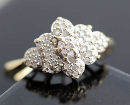 ROMANTIC VINTAGE DIAMOND FLORAL CLUSTER 9CT YELLOW GOLD RING. *JEWELLER EVALUATION R10'721* 375.