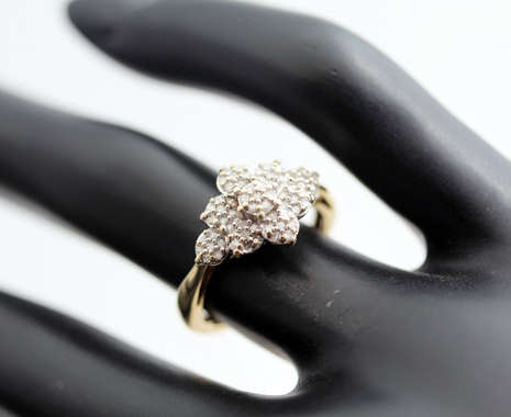 ROMANTIC VINTAGE DIAMOND FLORAL CLUSTER 9CT YELLOW GOLD RING. *JEWELLER EVALUATION R10'721* 375.