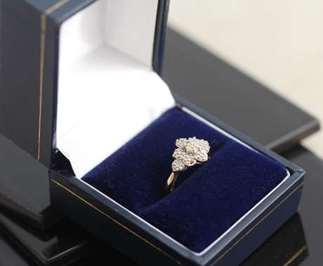 ROMANTIC VINTAGE DIAMOND FLORAL CLUSTER 9CT YELLOW GOLD RING. *JEWELLER EVALUATION R10'721* 375.