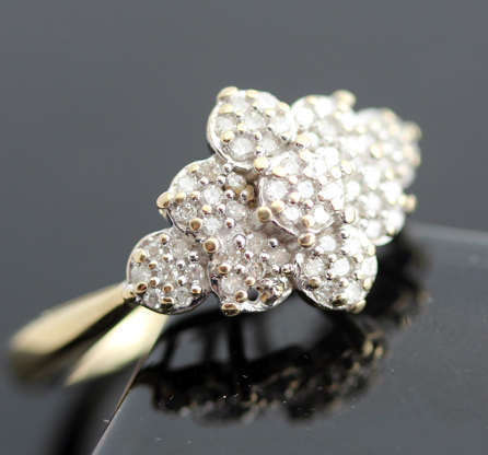 ROMANTIC VINTAGE DIAMOND FLORAL CLUSTER 9CT YELLOW GOLD RING. *JEWELLER EVALUATION R10'721* 375.
