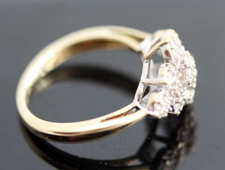 ROMANTIC VINTAGE DIAMOND FLORAL CLUSTER 9CT YELLOW GOLD RING. *JEWELLER EVALUATION R10'721* 375.
