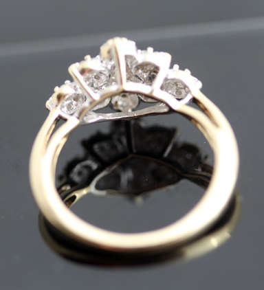 ROMANTIC VINTAGE DIAMOND FLORAL CLUSTER 9CT YELLOW GOLD RING. *JEWELLER EVALUATION R10'721* 375.