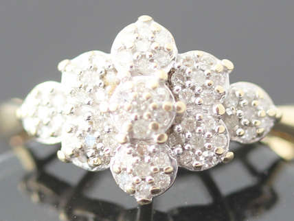 ROMANTIC VINTAGE DIAMOND FLORAL CLUSTER 9CT YELLOW GOLD RING. *JEWELLER EVALUATION R10'721* 375.