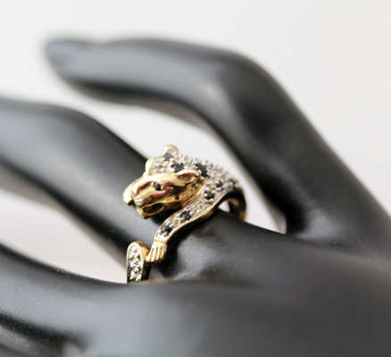 VINTAGE LEOPARD DESIGN DIAMOND & SAPPHIRE 9CT YELLOW GOLD RING. *JEWELLER EVALUATION R8'415*