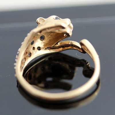 VINTAGE LEOPARD DESIGN DIAMOND & SAPPHIRE 9CT YELLOW GOLD RING. *JEWELLER EVALUATION R8'415*