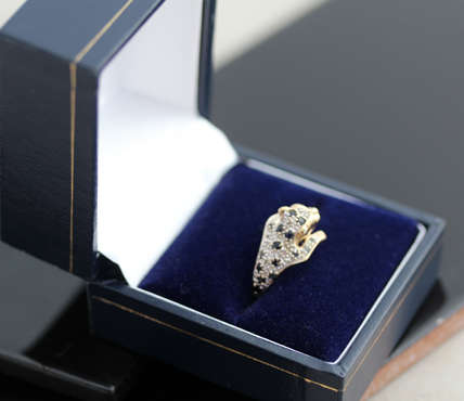 VINTAGE LEOPARD DESIGN DIAMOND & SAPPHIRE 9CT YELLOW GOLD RING. *JEWELLER EVALUATION R8'415*