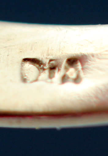 VINTAGE LEOPARD DESIGN DIAMOND & SAPPHIRE 9CT YELLOW GOLD RING. *JEWELLER EVALUATION R8'415*