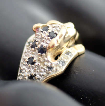 VINTAGE LEOPARD DESIGN DIAMOND & SAPPHIRE 9CT YELLOW GOLD RING. *JEWELLER EVALUATION R8'415*