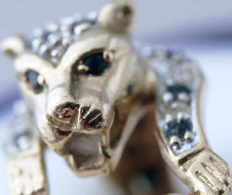 VINTAGE LEOPARD DESIGN DIAMOND & SAPPHIRE 9CT YELLOW GOLD RING. *JEWELLER EVALUATION R8'415*