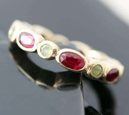 RUBY AND PERIDOT FULL ETERNITY 9CT YELLOW GOLD RING. 375. BIRMINGHAM ASSAY! HEAVY. THICK SHANK