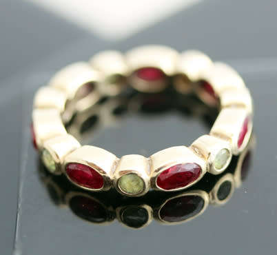 RUBY AND PERIDOT FULL ETERNITY 9CT YELLOW GOLD RING. 375. BIRMINGHAM ASSAY! HEAVY. THICK SHANK