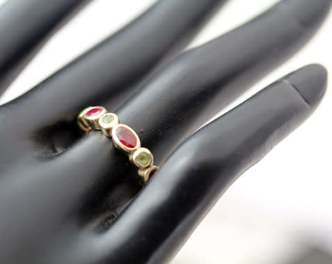 RUBY AND PERIDOT FULL ETERNITY 9CT YELLOW GOLD RING. 375. BIRMINGHAM ASSAY! HEAVY. THICK SHANK