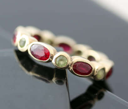 RUBY AND PERIDOT FULL ETERNITY 9CT YELLOW GOLD RING. 375. BIRMINGHAM ASSAY! HEAVY. THICK SHANK