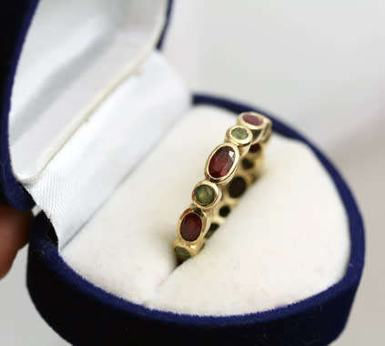 RUBY AND PERIDOT FULL ETERNITY 9CT YELLOW GOLD RING. 375. BIRMINGHAM ASSAY! HEAVY. THICK SHANK