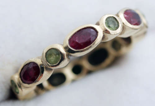 RUBY AND PERIDOT FULL ETERNITY 9CT YELLOW GOLD RING. 375. BIRMINGHAM ASSAY! HEAVY. THICK SHANK