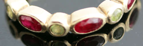 RUBY AND PERIDOT FULL ETERNITY 9CT YELLOW GOLD RING. 375. BIRMINGHAM ASSAY! HEAVY. THICK SHANK