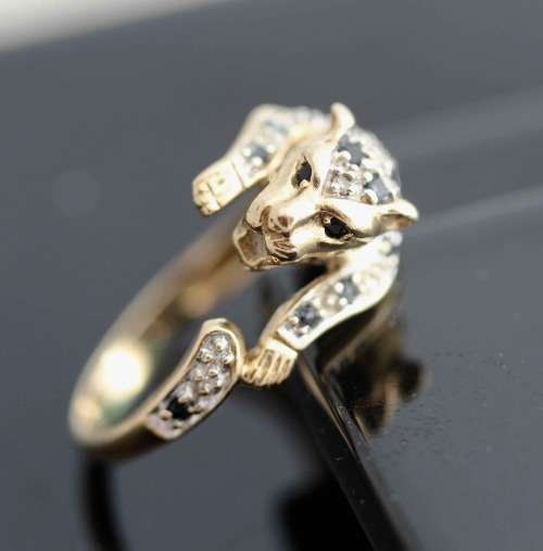 VINTAGE LEOPARD DESIGN DIAMOND & SAPPHIRE 9CT YELLOW GOLD RING. *JEWELLER EVALUATION R8'415*