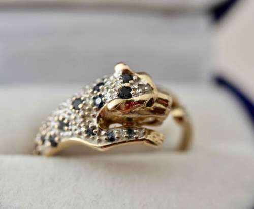 VINTAGE LEOPARD DESIGN DIAMOND & SAPPHIRE 9CT YELLOW GOLD RING. *JEWELLER EVALUATION R8'415*