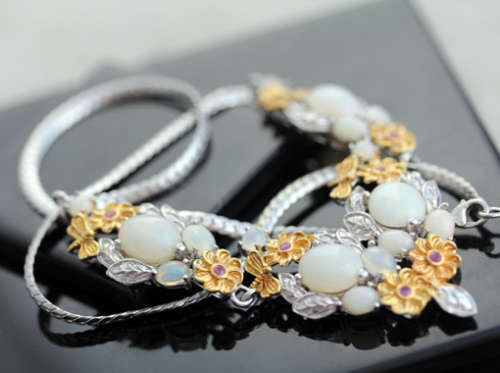 STUNNING HEAVY FLORAL DESIGN FIRE OPAL AND RUBY STERLING SILVER PENDANT AND CHAIN. SOLID 925