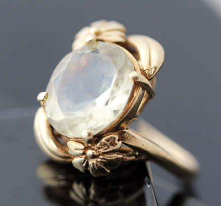 UNUSUAL VINTAGE SOLITAIRE CITRINE 9CT YELLOW GOLD RING. FLORAL DETAIL. BIRMINGHAM ASSAY.