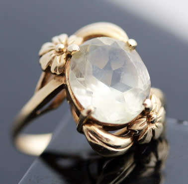 UNUSUAL VINTAGE SOLITAIRE CITRINE 9CT YELLOW GOLD RING. FLORAL DETAIL. BIRMINGHAM ASSAY.