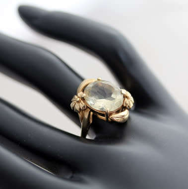 UNUSUAL VINTAGE SOLITAIRE CITRINE 9CT YELLOW GOLD RING. FLORAL DETAIL. BIRMINGHAM ASSAY.