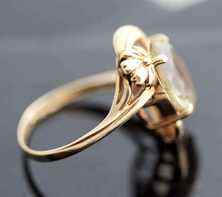 UNUSUAL VINTAGE SOLITAIRE CITRINE 9CT YELLOW GOLD RING. FLORAL DETAIL. BIRMINGHAM ASSAY.