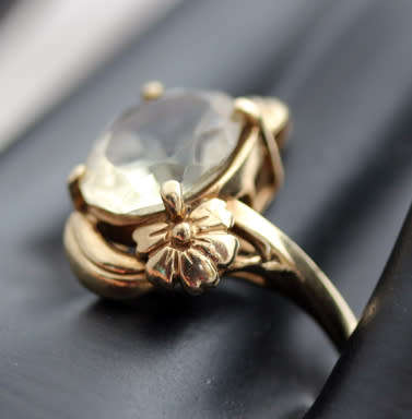 UNUSUAL VINTAGE SOLITAIRE CITRINE 9CT YELLOW GOLD RING. FLORAL DETAIL. BIRMINGHAM ASSAY.