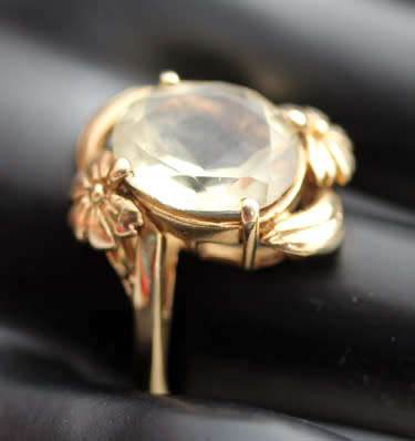 UNUSUAL VINTAGE SOLITAIRE CITRINE 9CT YELLOW GOLD RING. FLORAL DETAIL. BIRMINGHAM ASSAY.