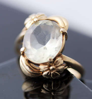 UNUSUAL VINTAGE SOLITAIRE CITRINE 9CT YELLOW GOLD RING. FLORAL DETAIL. BIRMINGHAM ASSAY.