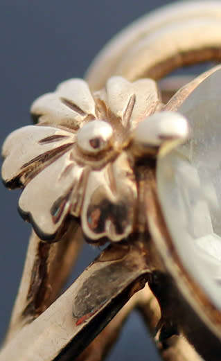 UNUSUAL VINTAGE SOLITAIRE CITRINE 9CT YELLOW GOLD RING. FLORAL DETAIL. BIRMINGHAM ASSAY.