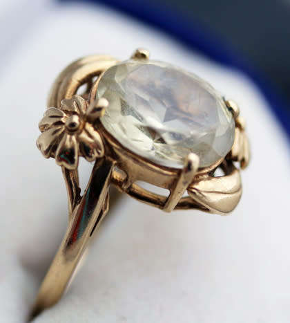 UNUSUAL VINTAGE SOLITAIRE CITRINE 9CT YELLOW GOLD RING. FLORAL DETAIL. BIRMINGHAM ASSAY.