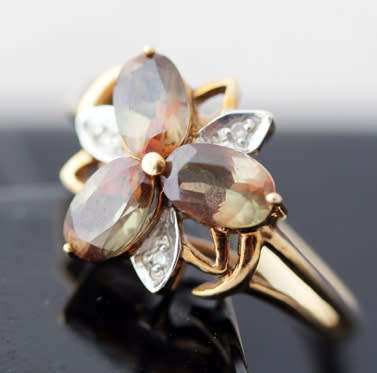 UNUSUAL ANDALUSITE AND DIAMOND 9CT YELLOW GOLD CLUSTER RING BIRMINGHAM ASSAY. CERT AUTHENTICITY incl