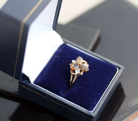 UNUSUAL ANDALUSITE AND DIAMOND 9CT YELLOW GOLD CLUSTER RING BIRMINGHAM ASSAY. CERT AUTHENTICITY incl