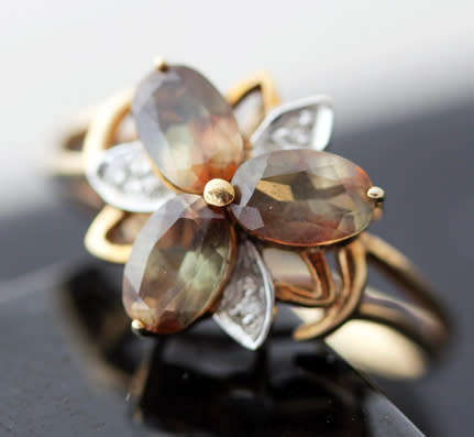 UNUSUAL ANDALUSITE AND DIAMOND 9CT YELLOW GOLD CLUSTER RING BIRMINGHAM ASSAY. CERT AUTHENTICITY incl