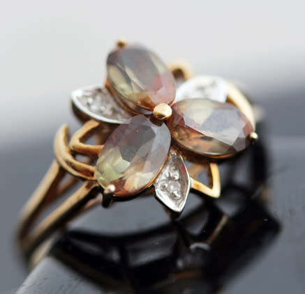 UNUSUAL ANDALUSITE AND DIAMOND 9CT YELLOW GOLD CLUSTER RING BIRMINGHAM ASSAY. CERT AUTHENTICITY incl