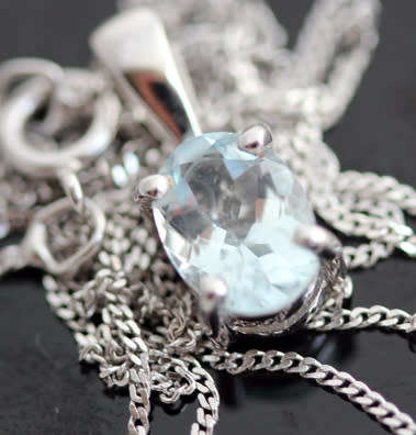 DELICATE ICE BLUE AQUAMARINE 9CT WHITE GOLD PENDANT AND CHAIN. 375