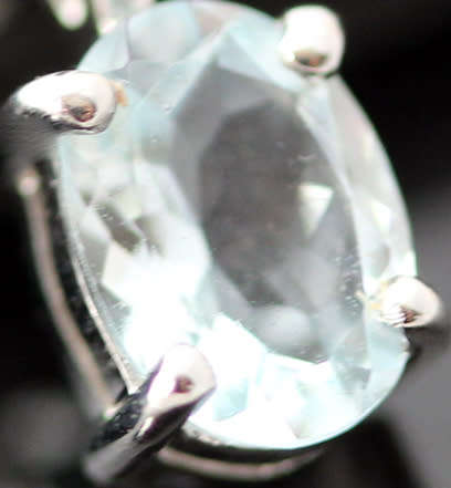 DELICATE ICE BLUE AQUAMARINE 9CT WHITE GOLD PENDANT AND CHAIN. 375