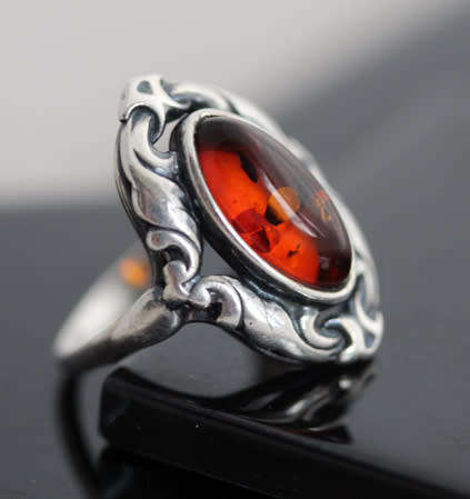 VINTAGE SCROLL DESIGN BALTIC AMBER AND STERLING SILVER RING. 925. AUTHENTIC AMBER FROM POLAND.