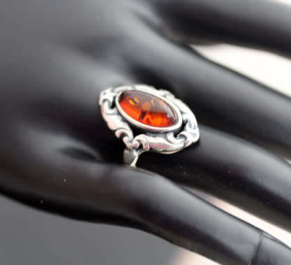 VINTAGE SCROLL DESIGN BALTIC AMBER AND STERLING SILVER RING. 925. AUTHENTIC AMBER FROM POLAND.