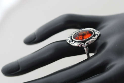 VINTAGE SCROLL DESIGN BALTIC AMBER AND STERLING SILVER RING. 925. AUTHENTIC AMBER FROM POLAND.